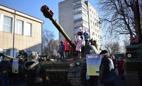 Дитячий батальйон на танку та з гвинтівкою в руках: у Новограді — день Збройних сил України