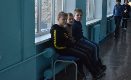  Фото дня. В коридорах Нижньосірогозької школи встановили десять різнокольорових лавок