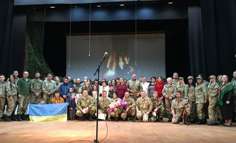 У Юності  відбулася прем'єра вистави «Монологи війни»: сповідь 13-ти наших земляків
