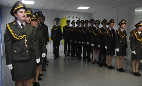 Випускникам «Патріота» пошили парадну форму