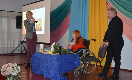 У Старокостянтинові презентували аудіокнигу Оксани Радушинської «Метелики в крижаних панцирах»