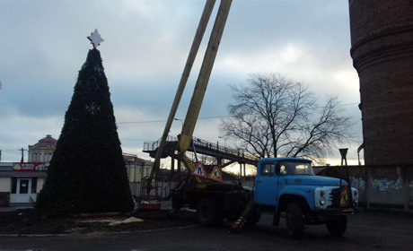 У Ворожбі встановили і прикрашають новорічну ялинку