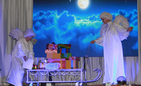 Маріупольські артисти завітали до торецьких дітлахів із святковою виставою