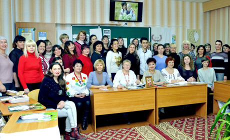 Учасниці проєкту «І на тім рушникові» мають вишити 14 рушників-оберегів для випускників міста