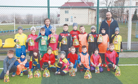 Футболісти Кіцманської спортшколи зіграли святкові матчі та отримали солодкі подарунки (фото)