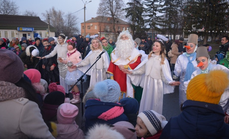 У Гадячі відкрили новорічну ялинку