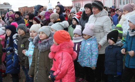 Весело і з танцями відкрили головну ялинку міста