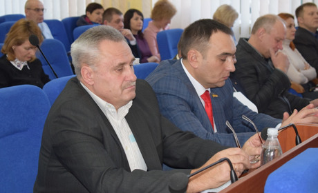 У п'ятницю закрили, у понеділок – відкрили: депутати розбирались із лікарняним Весельського