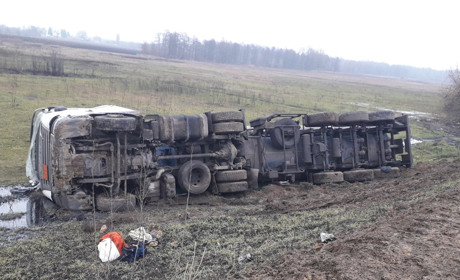 На Золотоніщині перекинувся вантажний автомобіль з коксохімічною смолою