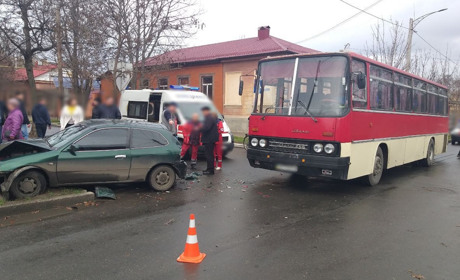 Тройное ДТП в Измаиле: восьмерка перевернулась, Mitsubishi Colt на бордюре, а Ikarus остался цел 