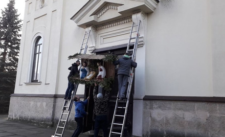 У костелі святого Станіслава у Кременці тривають останні приготування до Різдва Христа
