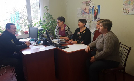 Звітні зустрічі із мешканцями: дільничні про запобігання насиллю, шахрайству та іншим злочинам