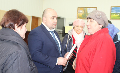 Троїчани задали нардепу незручні  "газові", "земельні" та питання транспортного сполучення району