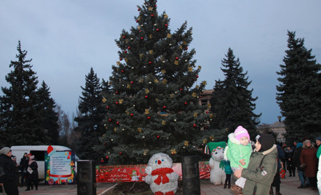 В Торецке зажгли главную городскую елку: фоторепортаж