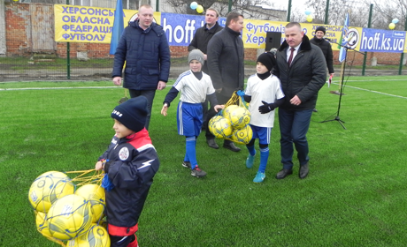 Фото дня. В Геническе открыли площадку для мини-футбола с искусственным покрытием