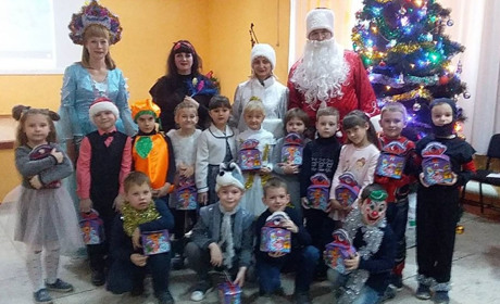 Яскраве новорічне свято пройшло у мар'їнський школі