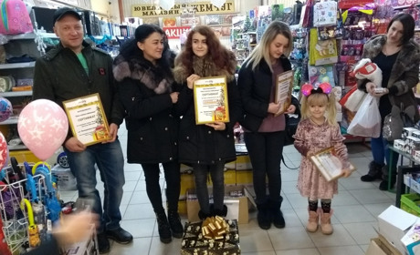 Напередодні Нового року переможці фотоконкурсу «Моя ялинка найкраща» отримали призи