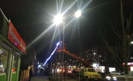 В центрі Старокостянтинова встановлюють вуличне освітлення та ілюмінацію