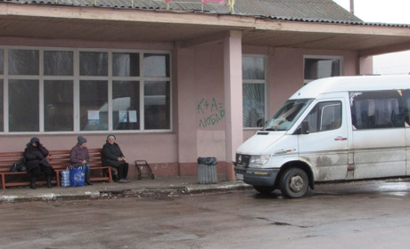 Автостанція в Корюківці не працює. І зала, куди пускали людей, знову зачинена