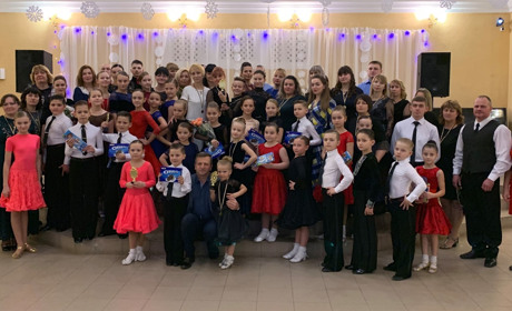 Бальні  танці під ялинкою: на новорічному балу  "Віват, Граціє!" танцювали діти і дорослі