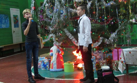 Школярам під ялиночку місцеві аграрники поклали радіомікрофони і ноутбук