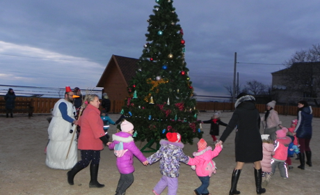 Ёлку в Приозёрном открыли второй год подряд