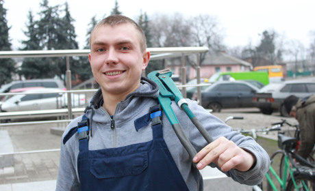 Історія ніжинського сантехніка, який може зліпити з труби «космічний апарат» 
