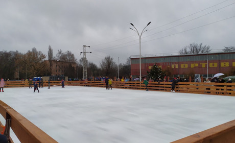 Сбылась еще одна мечта горожан: в Измаиле открыли ледовый каток (видео)