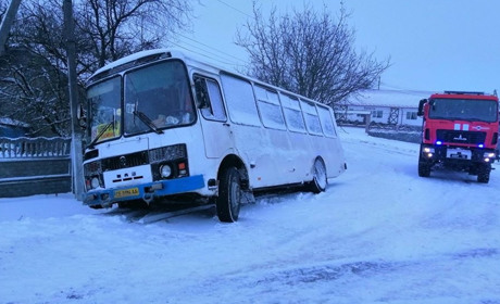 У Борівцях рятувальники витягували з кювету маршрутку