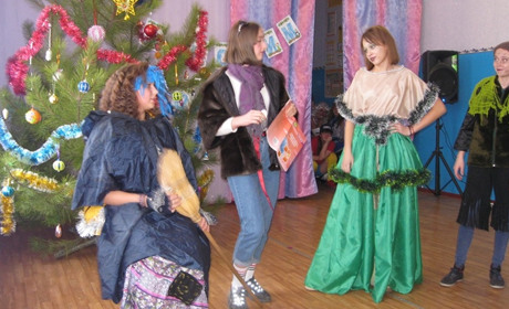 Воєводські школярі розіграли під ялинкою казку, де добро перемогло зло