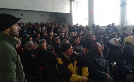 Схід села Грабівка: "Пробачте один одному, розійдіться мирно, конфлікт нехай вирішить поліція"