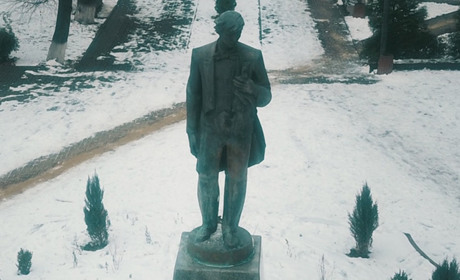 Засніжений сквер у Кіцмані та пам'ятник Володимиру Івасюку: склади пазл
