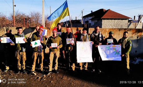 Дитячі листи та гостинці привезли з Кіцманщини захисникам напередодні новорічних свят