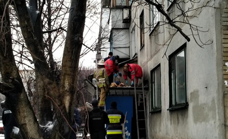Літня жінка випала з вікна у Добропіллі