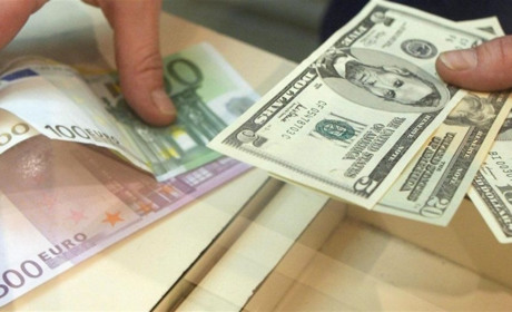 Особистий рахунок: варто скуповувати долари чи берегти гривні? 