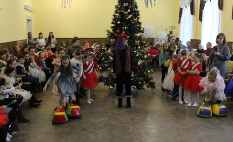 Як вихованці Будинку школярів біля ялинки святкували