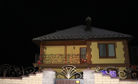 Як старокостянтинівці прикрасили будинки до свят