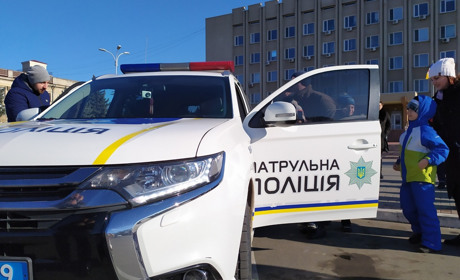В центре Измаила выли полицейские сирены: дети встречали Рождество с патрульными (видео)