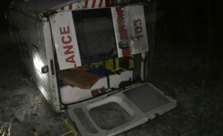 На автошляху Добропілля- Лиман перекинулася карета швидкої медичної допомоги