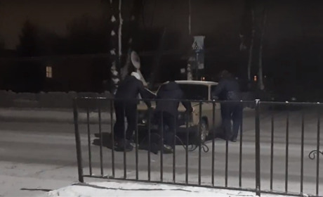 Автомобіль без водія врізався в паркан біля АТБ у Волновасі: відео