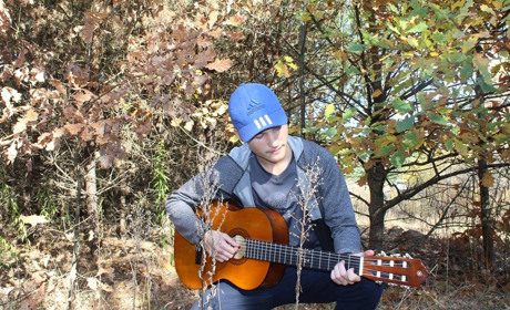 Юні музиканти з Миколаївки Олексій Федина та Максим Близнюк зняли новий кліп на відому пісню