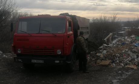 Скидали будівельне сміття у яр за 4 мікрорайоном: техніку забрали на штрафмайданчик