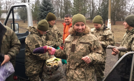 «Різдвяними янголами» стали волонтери Володимиреччини в зоні бойових дій на Різдво
