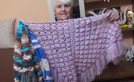 Пенсіонерка Людмила Мишкіна передала виготовлені власноруч вироби на благодійний аукціон