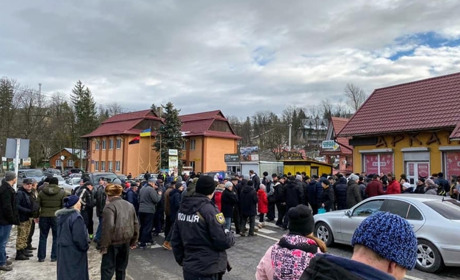 У Микуличині громада перекрила дорогу: поліція повідомить про відновлення руху