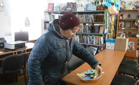 В Багачанській бібліотеці частують перших відвідувачів цукерками 