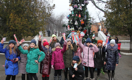 Шумный и веселый праздник провели для детей в одном из поселков Торецка