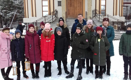 Пластуни з Володимирецького колегіуму передали громаді району Вифлеємський вогонь