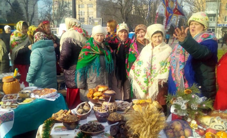 Як сірогозькі жіночки у Херсоні щедрували і кутею пригощали