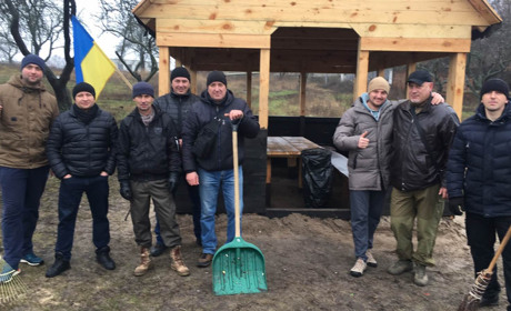 Було/стало: конотопські військові прибирали засмічену бесідку на Кандибині